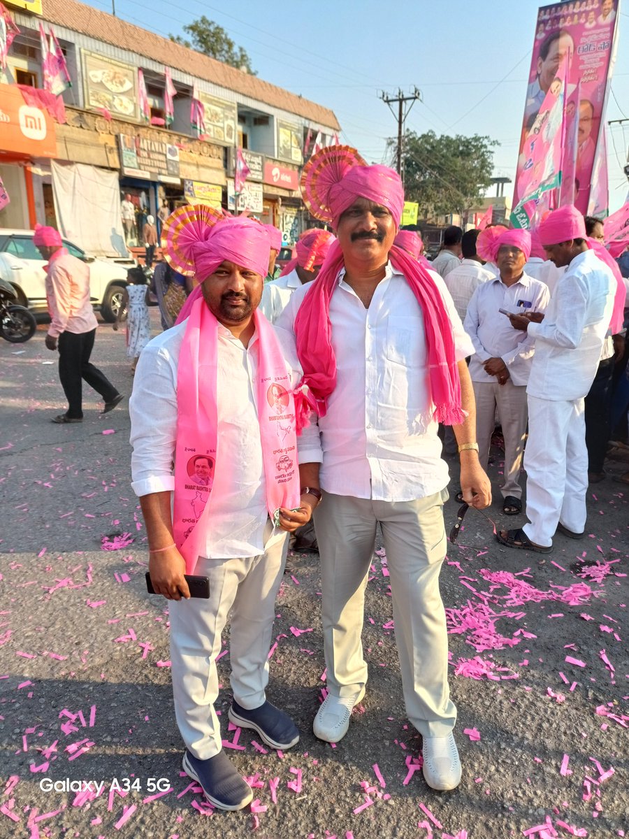 sureshmandaTRS's tweet photo. భువనగిరిలో కేసీఆర్ గారి రోడ్ షో ..

#KCRBusYatra #KCRPoruBaata 
#KCRForTelangana  

@KTRBRS https://t.co/w1icBLttLl