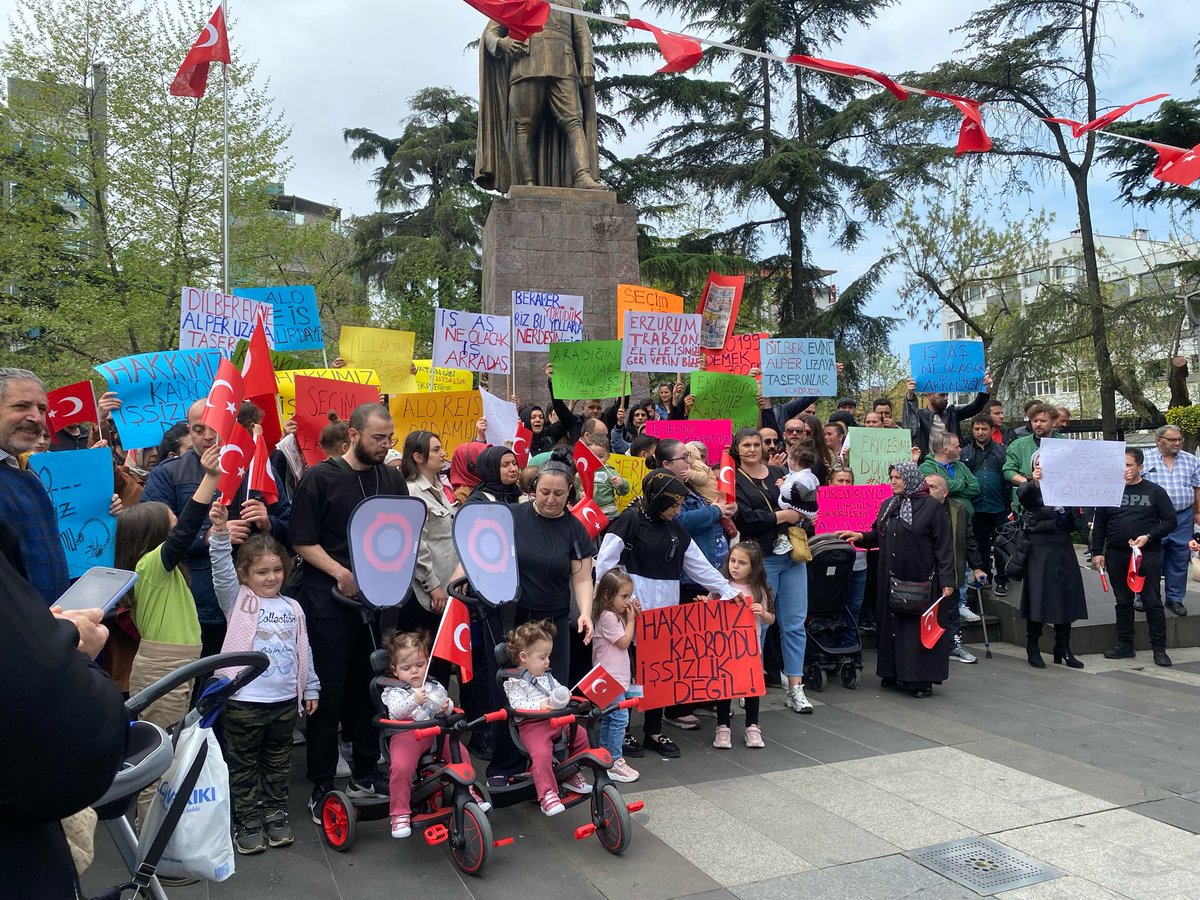 <a href="/nowhaber/">NOW HABER</a> Çok da sizin umrunuzdaydi!
Trabzon ve Erzurumda 600 Alo199 calisani issiz kaliyor..Secim oncesi alinan karar calisanlara ihbar offu olarak izin kullandirilmasi ile ortaya cikiyor ama sizler sus pussunuz..
Gazeteci rolunde konusuyorsunuz. Nerde Adaletiniz?
Hani Ozgur Basin