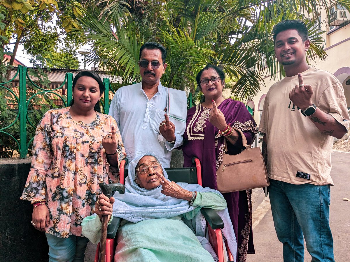 86 years old Raj Dulari ji made sure to bring along her entire family to vote at polling station 88 Peer Mitha C. #LokSabhaElections2024 #ChunavKaParv #DeshKaGarv #YouAreTheOne #EveryVoteMatters @diprjk @justcsachin @DswoJammu @acd_jammu