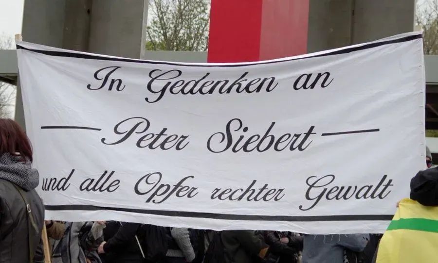 26.04.08, Memmingen: Peter Siebert wird erstochen, weil er sich über lauten Rechtsrock beschwerte und dem Täter seine Gesinnung vorwarf. Hintergründe: buff.ly/2uEedIM #KeinVergessen