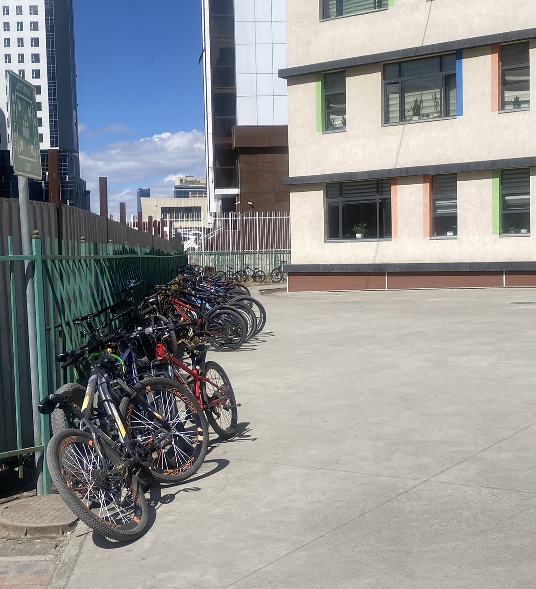 Дугуйн замыг нь шийдээд өгчихвөл  олон хүүхдүүд сургууль руугаа 🚲ирдэг болно.