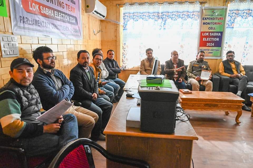 #Ladakh: #Kargil's Deputy Commissioner/District Election Officer Shrikant Suse conducts a review of preparations for Election Expenditure Monitoring. The meeting, held at the Expenditure Monitoring Cell's office premises, saw in-depth discussions on various aspects related to…