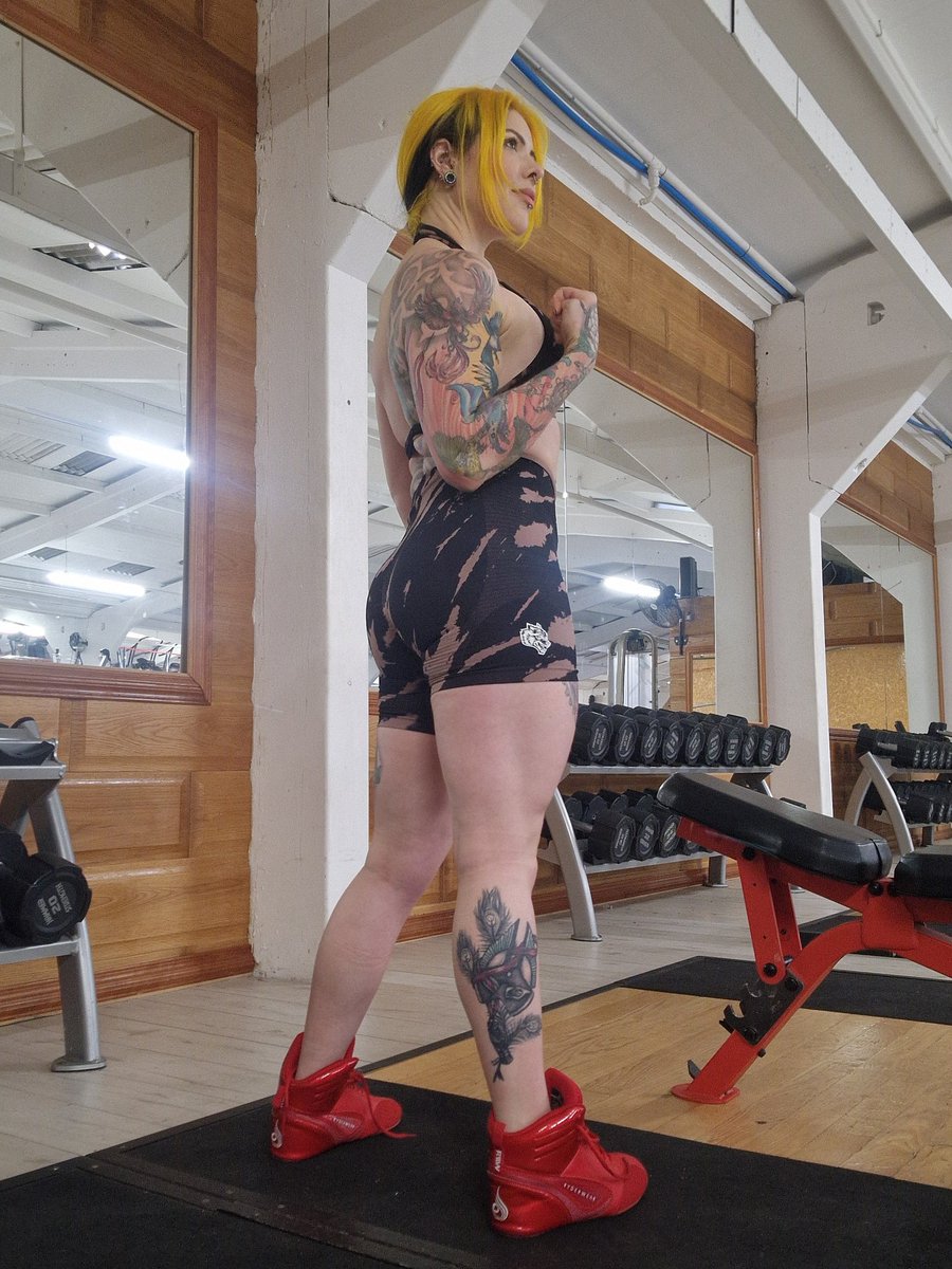 Been working on my legs .. wanna feel them wrapped around you ? I have good availability for session wrestling atm @SubmissionRoom @Sessiongirls