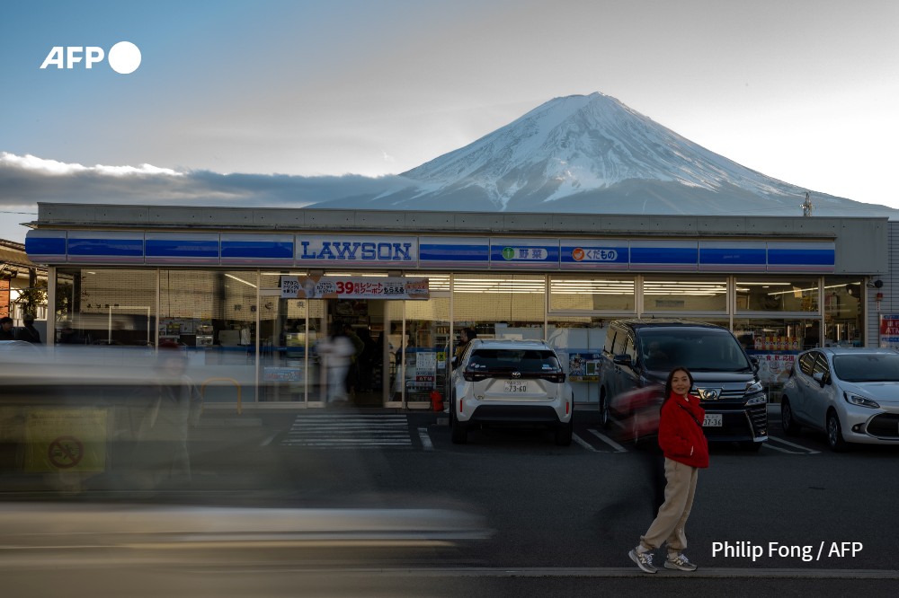 Katie Forster (@katieforster) on Twitter photo This view of Mount Fuji will soon be un-photographable!
Local authorities are going to put up a huge black mesh barrier because crowds of tourists have been leaving litter behind and ignoring traffic rules.
<a href="/TomohiroOsaki/">Tomohiro Osaki</a> reports straitstimes.com/asia/east-asia… This view of Mount Fuji will soon be un-photographable!
Local authorities are going to put up a huge black mesh barrier because crowds of tourists have been leaving litter behind and ignoring traffic rules.
<a href="/TomohiroOsaki/">Tomohiro Osaki</a> reports straitstimes.com/asia/east-asia…