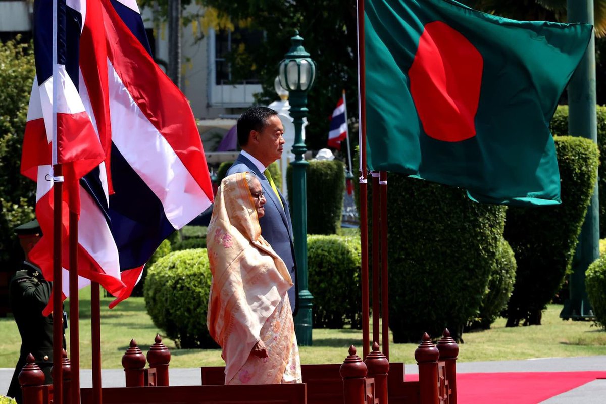 The Hon'ble Prime Minister of Thailand @Thavisin has welcomed his #Bangladesh counterpart #SheikhHasina at the Government House in #Bangladesh. PM Hasina was received with a Guard of Honor.