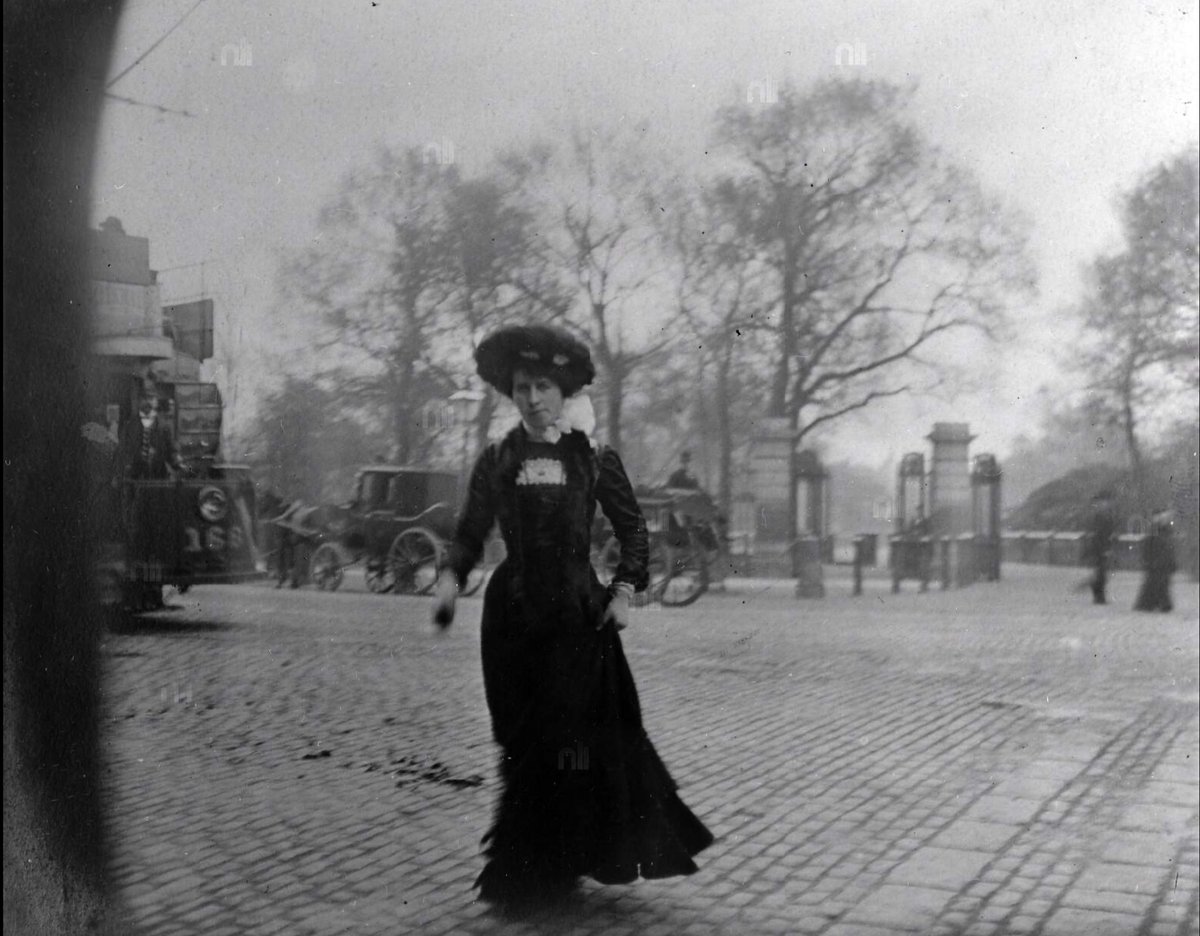 Women crossing the road, with the gate to St. Stephen's Green in Dublin in the background. Photographer: John J. Clarke c. 1900 NLI #visitdublin #vintagedublin #timetraveller