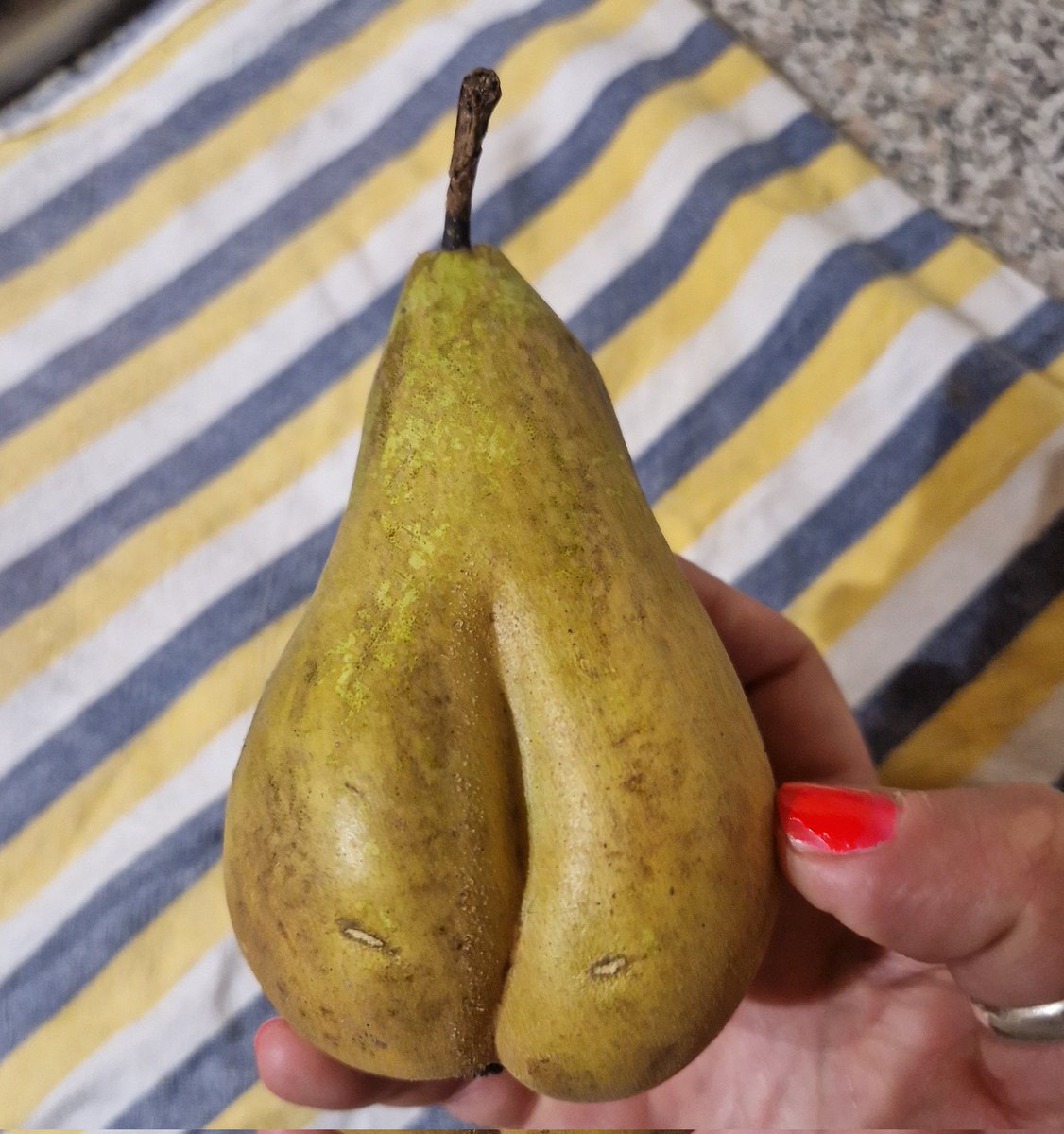 My Lidl pear 🍐 Firm and sweet, 10/10, would buy again ⭐️⭐️⭐️⭐️⭐️ Follow me for more juicy content!😆🍐💦 #OnlyPlants