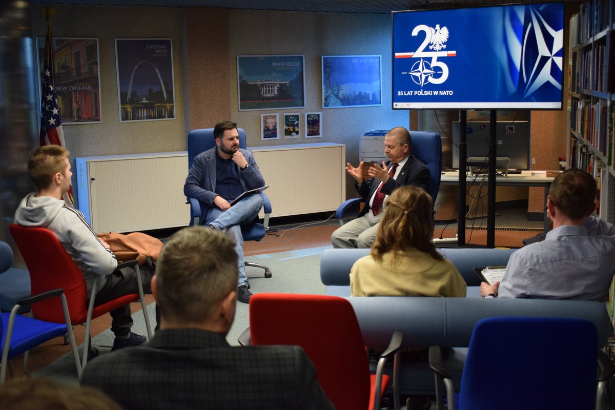 AmCornerLodz's tweet photo. Wczoraj odbyła się kolejna debata o polityce zagranicznej. Rozmawialiśmy o członkostwie Polski w NATO i wojnie w Ukrainie. Naszym gościem był profesor Przemysław Żurawski vel Grajewski z Wydziału Studiów Międzynarodowych i Politologicznych @wsmip @unilodz @BibliotekaUL https://t.co/EnygiTZWwL