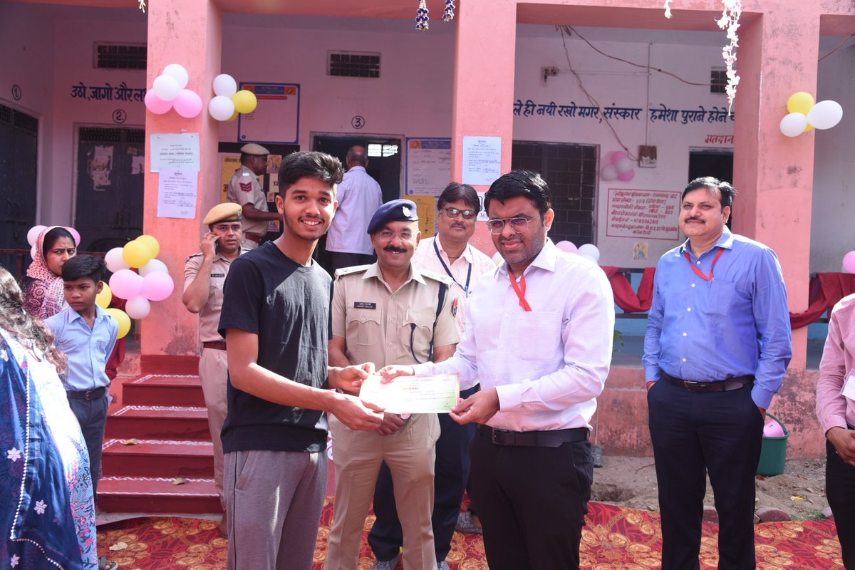Rajsamand_Distt's tweet image. पोलिंग बूथ पर मतदाताओं को प्रशस्ति पत्र प्रदान किया
#DeshKaGarv #ChunavKaParv #Elections2024 #ECISVEEP #ECI #LokSabhaElections2024 #IVote4Sure @CeoRajasthan
@DIPRRajasthan