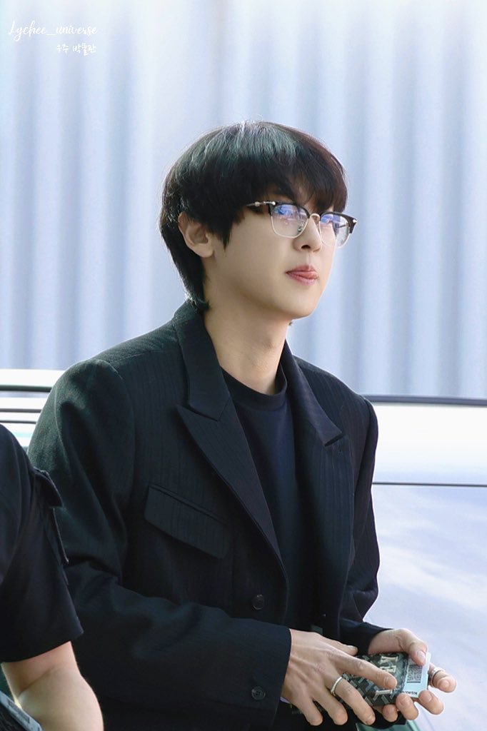 kokokbop's tweet photo. CHANYEOL at the airport today! 🥹🤍 https://t.co/GQmZs0ZTgH