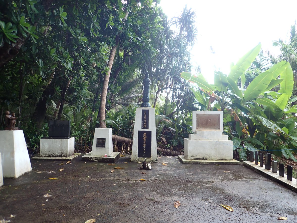 アンガウル島の戦没者慰霊碑の最近の様子です。2012年の台風被害により島北東部から南西部に移転されました。