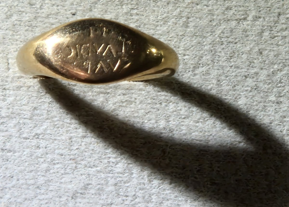 In 1995, a gold signet ring with a reverse engraving (to use as a signature seal) was found near Fishbourne @Romanpalace West #Sussex

The text read TI CLAUDI CATUARI

*Tiberius Claudius Catuarus*

It is one of the most important finds from #Roman Britain...

#FindsFriday