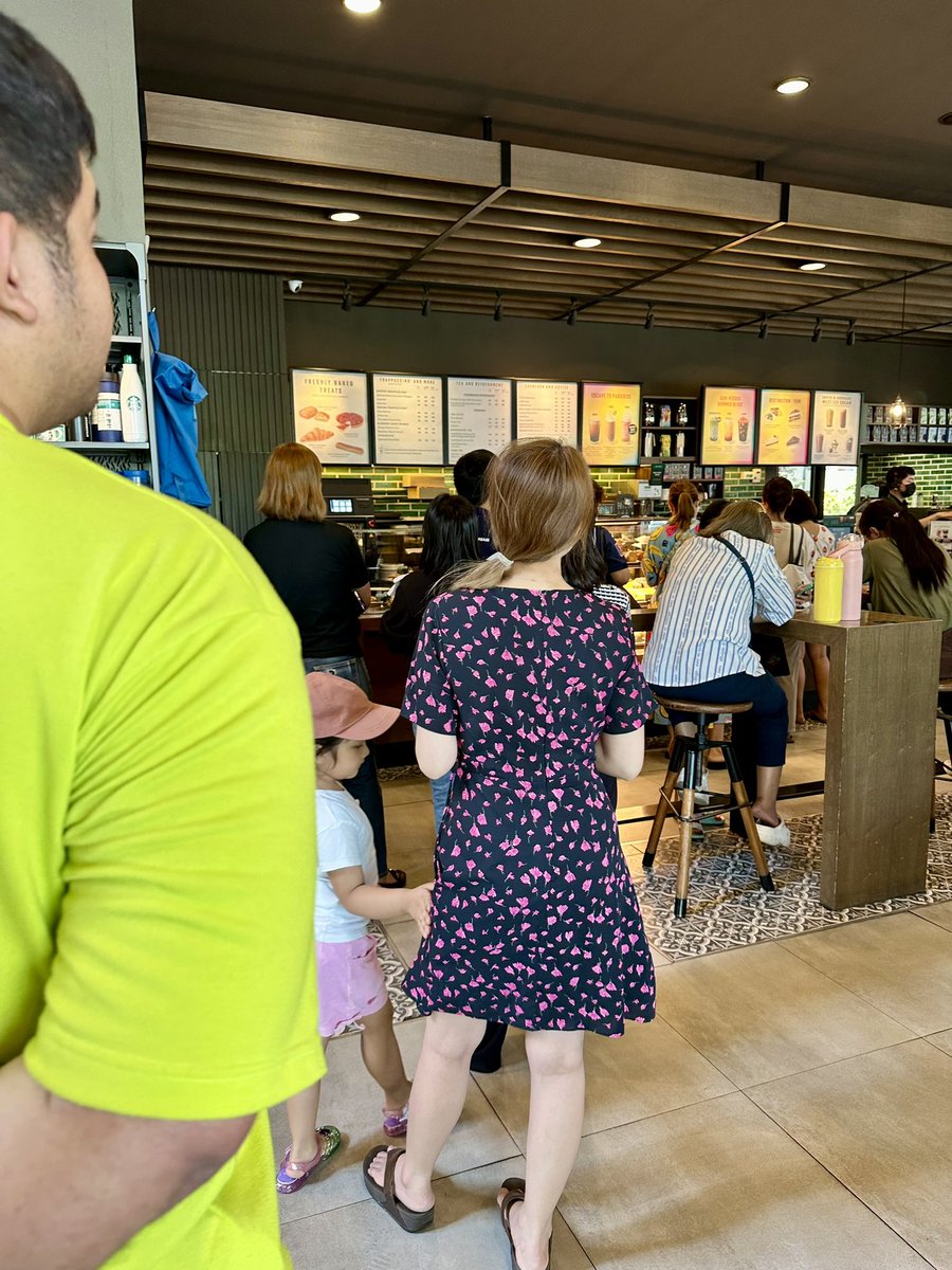 Nopskywalker's tweet photo. เหมือนแจกฟรี #Starbucks #ปันโปร #1แถม1 https://t.co/JbMJOz8KBW