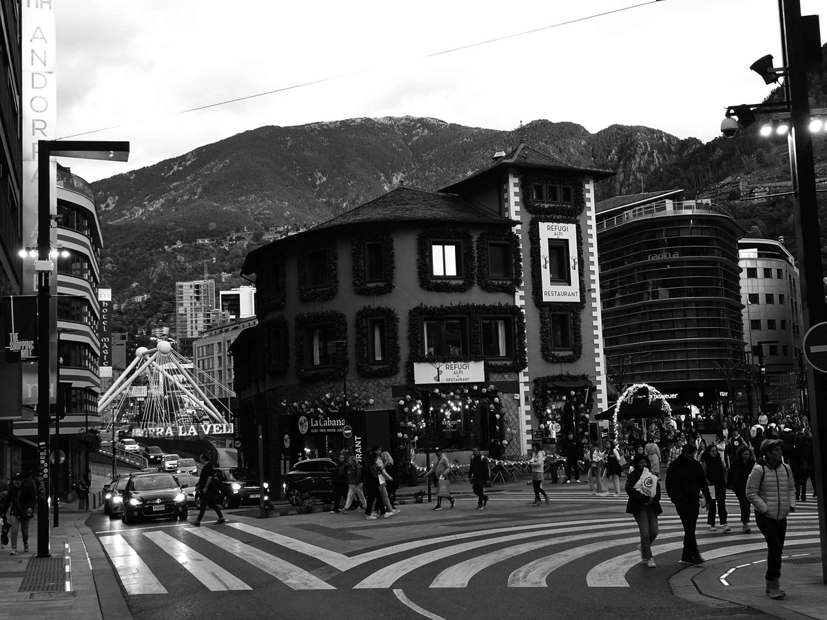 Refugi...Andorra #andorralavella #valira #escaldes #andorra #principatdandorra #païsoscatalans #catalunya #landscapephotography #landscape #landscapes #landscape_captures #landscape_lovers #streetstyle #streetsphotography #street #bnw #bnwphotography #bnwmood #bnw_greatshots