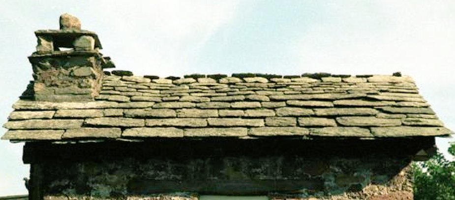 This apple store for nearby Ambleside Hall was built over Stock Beck to avoid land tax. It is said that at some time a family with 6 children lived in its 2 rooms. @VArchGroup Love the roof details -diminishing stone slates, wrestler tiled ridge & a #Cumbrian chimney @CVBG2013