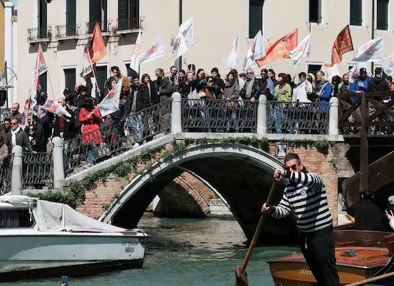 🇮🇹The Italian city of Venice has started enforcing a fee for day-trippers to alleviate congestion. Tourists who fail to pay may be fined between 50 and 300 euros. Venice is the first major city in the world to introduce such a scheme. 

City officials stated that the program is…