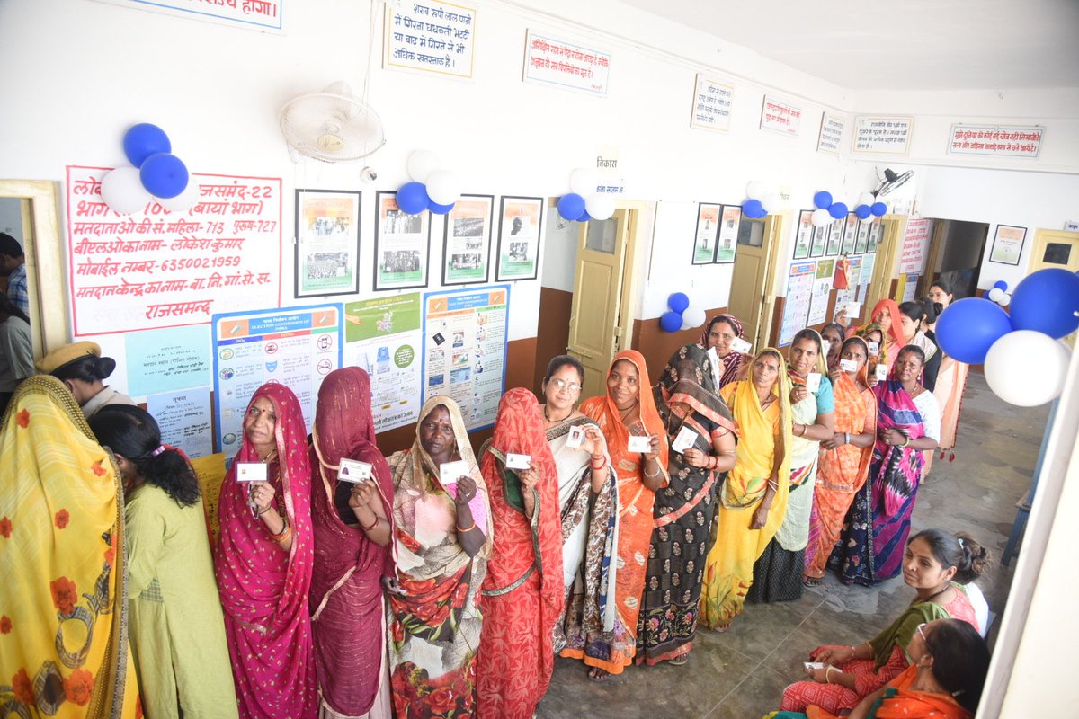 Rajsamand_Distt's tweet image. लोकसभा चुनाव-2024
महिला बूथ पर मतदान करते हुए
#DeshKaGarv #ChunavKaParv #Elections2024 #ECISVEEP #ECI #LokSabhaElections2024 #IVote4Sure @CeoRajasthan
@DIPRRajasthan