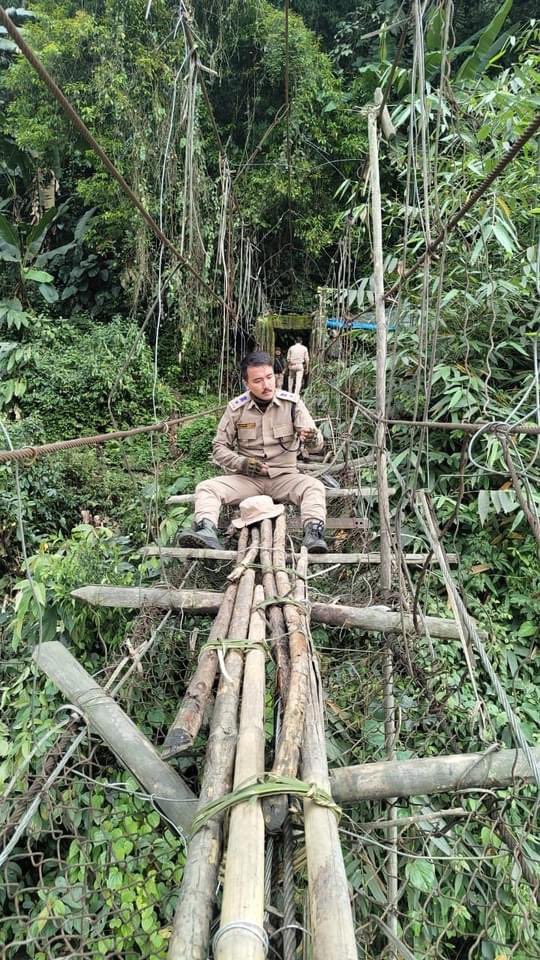 Leaders boldly pave the way forward!

Highly appreciate SP East Kameng, Shri Kamdam Sikom, who led from the front in repairing the bridge at Venia to facilitate the movement of polling parties &amp; police personnel during the repoll at Sario under 8th Bameng Assembly constituency on