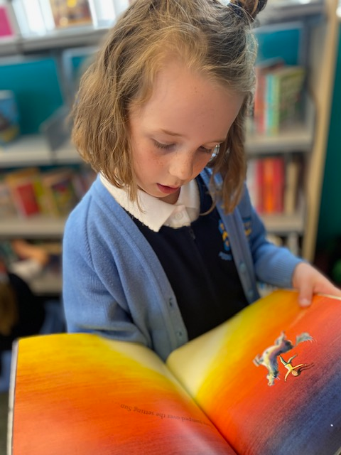 Year 2 had a super afternoon @ERLibraries in Pocklington yesterday - we love taking our children to places that inspire them to develop a lifelong love of reading 💙📚💛