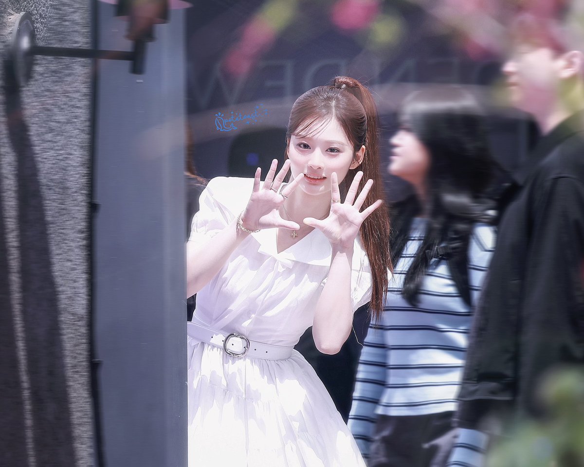 240425 골든듀 포토월 

  안녕~ ✋🏻😄🤚🏻

#NMIXX #엔믹스
#설윤 #SULLYOON
