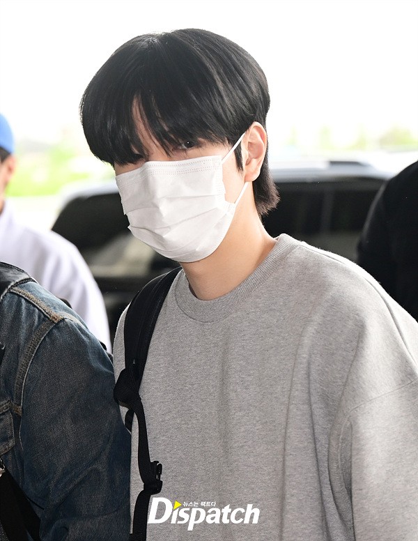 Seungmin of Stray Kids photographed at an airport recently.