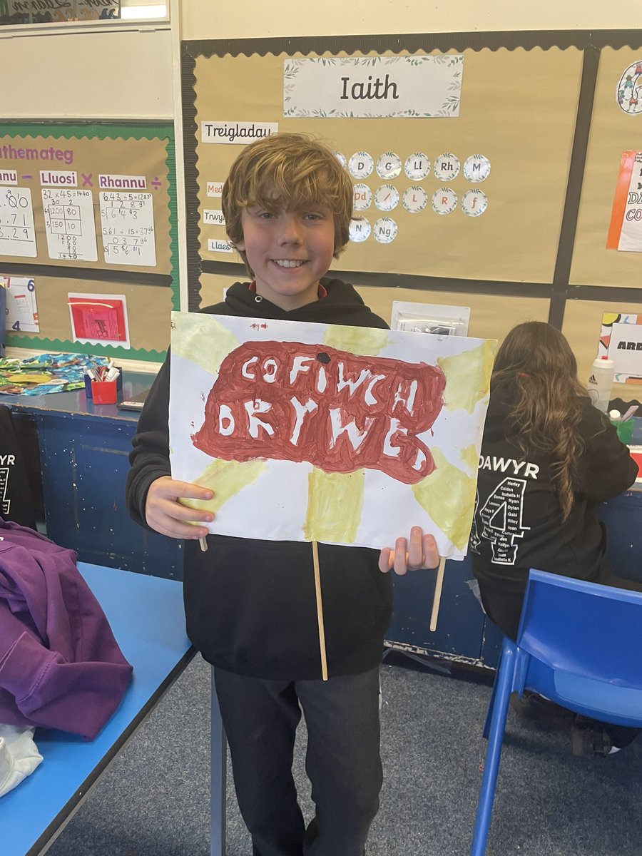 Yr Her Greadigol yr wythnos yma yw creu placard protestio boddi Tryweryn 🏴󠁧󠁢󠁷󠁬󠁳󠁿

Our Creative challenge this week is to create a placard protesting against drowning Tryweryn. 🏴󠁧󠁢󠁷󠁬󠁳󠁿

<a href="/BroEirwg/">Ysgol Bro Eirwg</a>