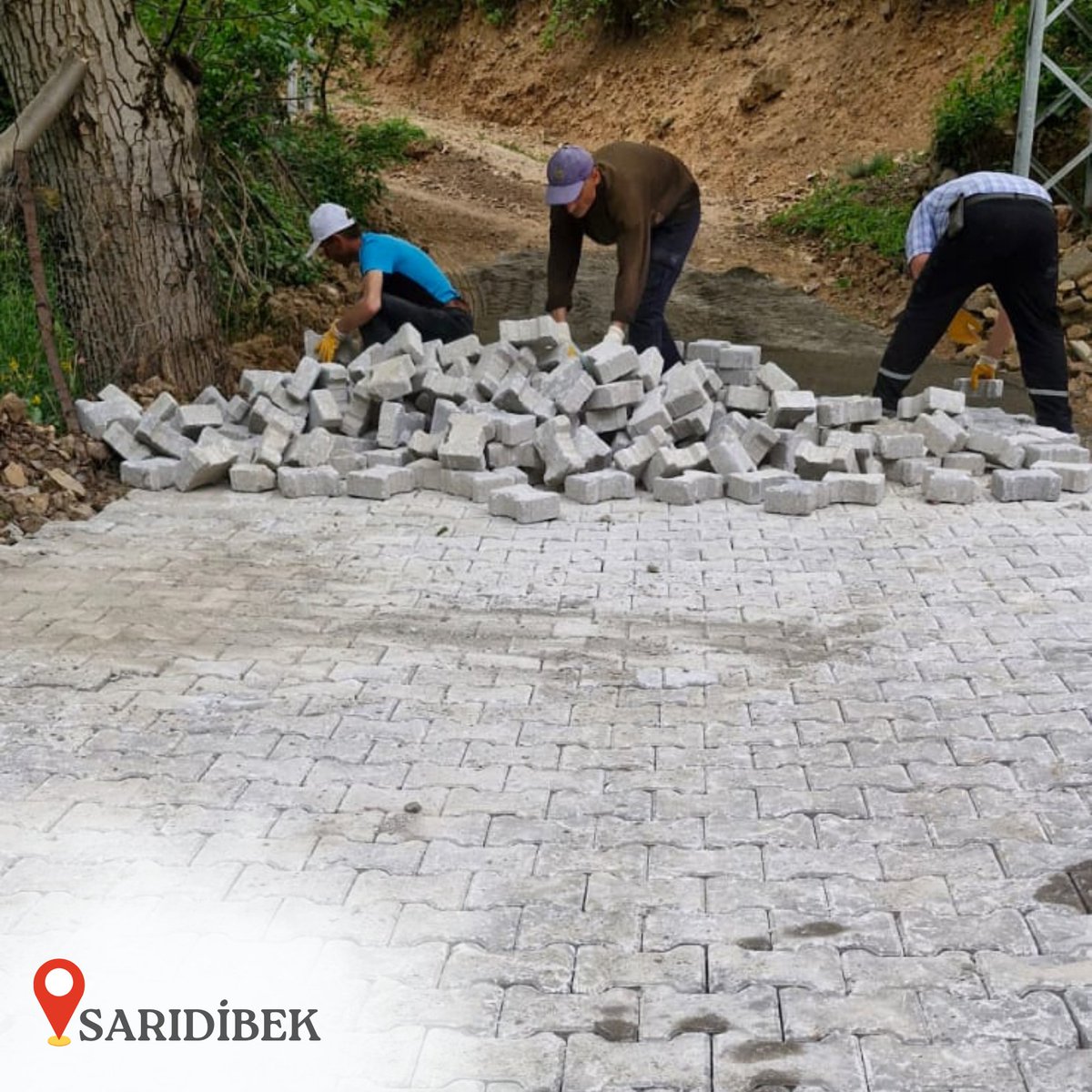 📌Sarıdibek Mahallesi
Fen İşleri Müdürlüğümüze bağlı ekiplerimiz Sarıdibek mahallemizde parke ve çevre düzenlemeleri çalışmalarını tamamlıyor. Ekip arkadaşlarımıza kolaylıklar diliyor, hemşehrilerimize hayırlıolsun temenmilerimi iletiyorum.