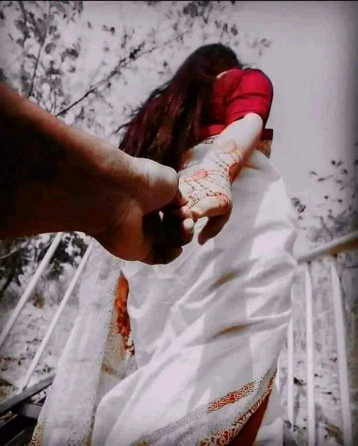 اس کو غرور مان لیں یا پھر اداے یار
کے گفتگو کے سارے سلیقے بدل گۓ 
اور جس دن اس نے بتایا کہ وہ سب سے خاص ہے
اس دن سے اسکے طور طریقے بدل گۓ۔😔😔