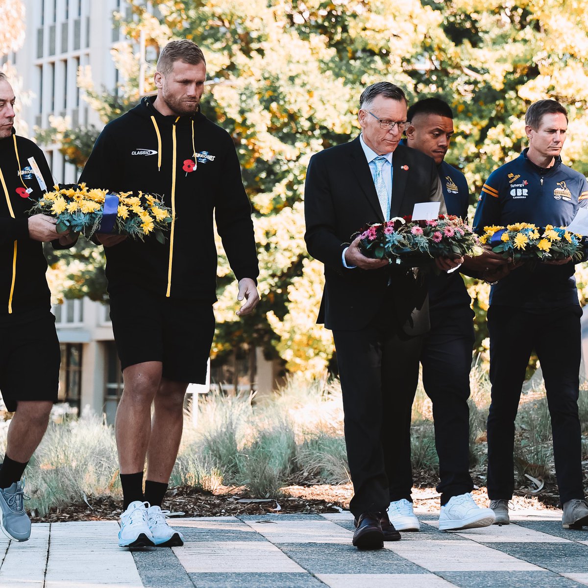 High Commissioner Andrew Needs laid a wreath alongside both @Hurricanesrugby and @BrumbiesRugby team captains Brad Shields & Allan Alaalatoa who were joined by head coaches Clark Laidlaw & Stephen Larkham. Ka maumahara tonu tātou ki a rātou We will remember them