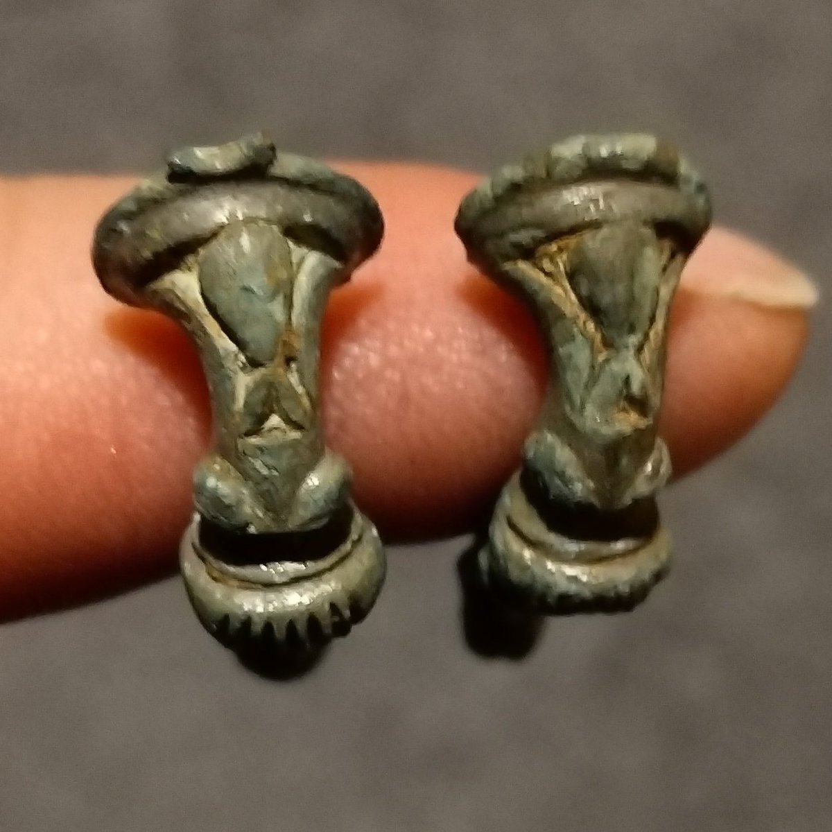 For #FindsFriday, I present an almost identical pair of enamelled Roman trumpet brooches
Dating to the 2nd century AD
Both were found the same day, just 20mts apart, 26th Sept 2018.
12 further brooches from this field, but all Colchester derivates types.

finds.org.uk/database/artef…