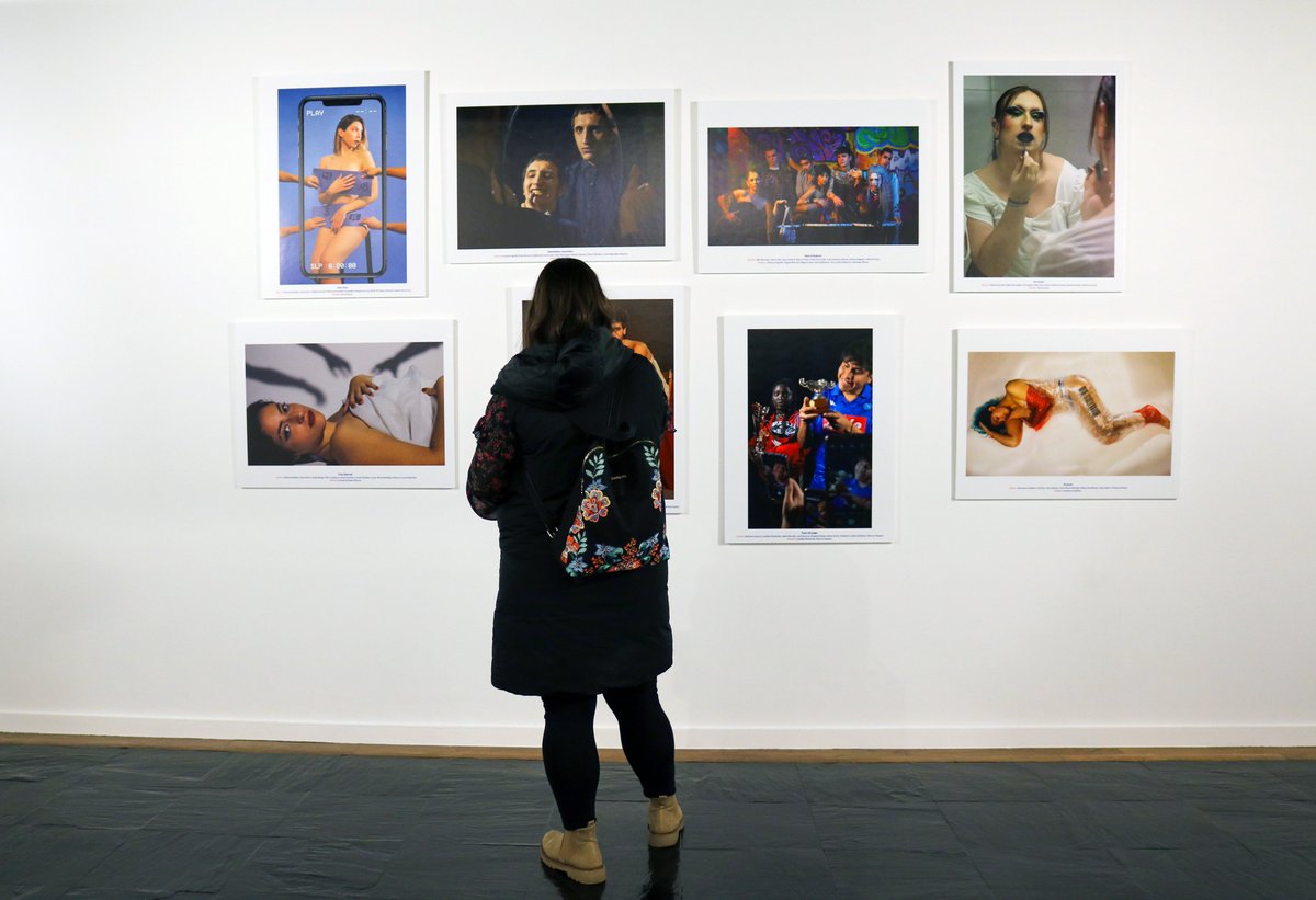 causal_usal's tweet photo. ¿Sin planes para el finde?  ¡Eso lo podemos arreglar! 

Este fin de semana es tu última oportunidad para visitar nuestra expo "Di(ver)sium" en el Museo de Salamanca. 📸🏛️

Ven y descubre el talento de nuestros alumnos en forma de fotografía o podcast. ¡Te va a encantar! ✨🤩 https://t.co/aLt1r7Ux3B
