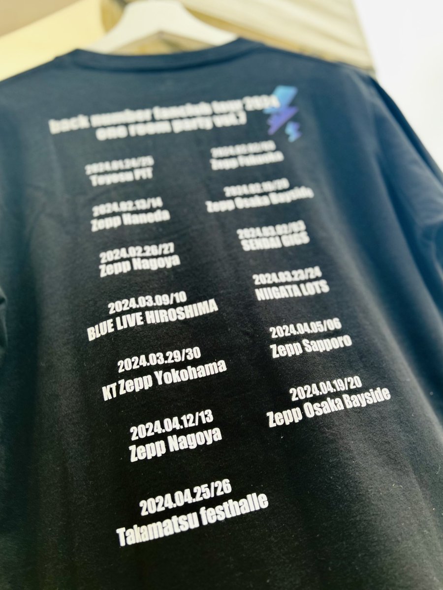 本日のグッズ販売
まもなくスタート‼️🛒

🔻販売時間⏰
【先行販売】16:00〜17:30
【通常販売】開場～終演後

売り切れ情報はこちらのアカウントをチェック✅
<a href="/bn_goods/">back number goods info</a>
 
今日は肌寒くなっています🌀
防寒対策をして、お気をつけてお越しください‼️

#backnumber
#oneroompartyvol7