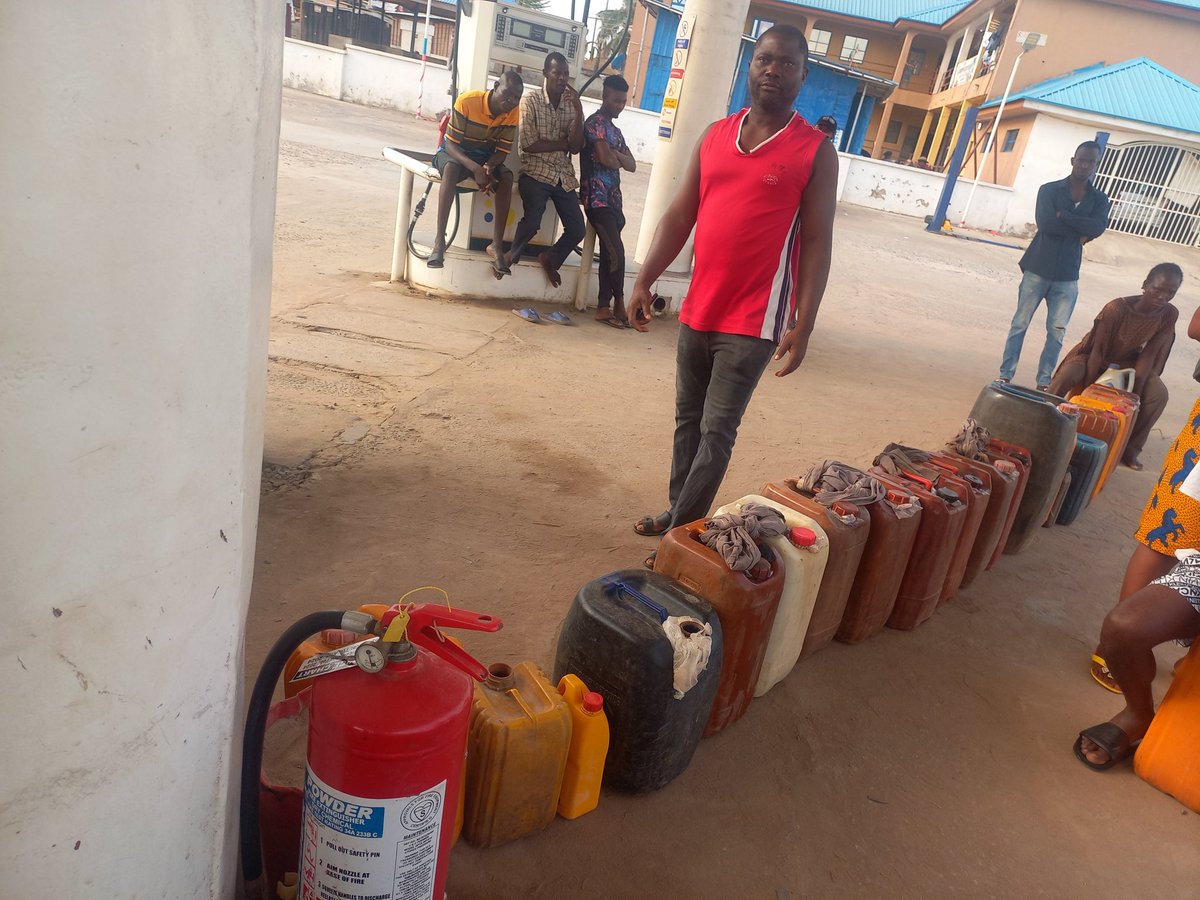 famousarome's tweet photo. Rainoil lugbe will rather sell to jerrycans than sell to cars.  @NMDPRA_Official https://t.co/dMR17mWJTn