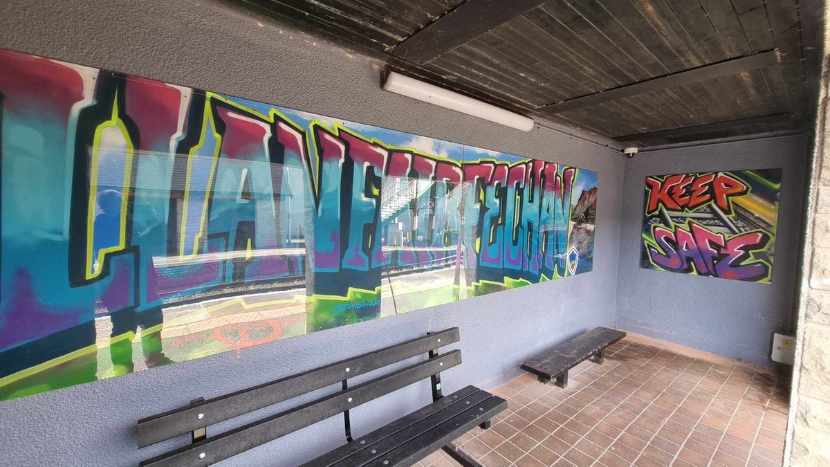 🎨 Another fantastic piece of #Artwork has been displayed at #Llanfairfechan railway station thanks to pupils from Ysgol Aberconwy under the mentorship of @dime_one. The pupils have not only learnt about #GraffitiArt but #RailSafety too with @BTPNorthWales.
 @transport_wales