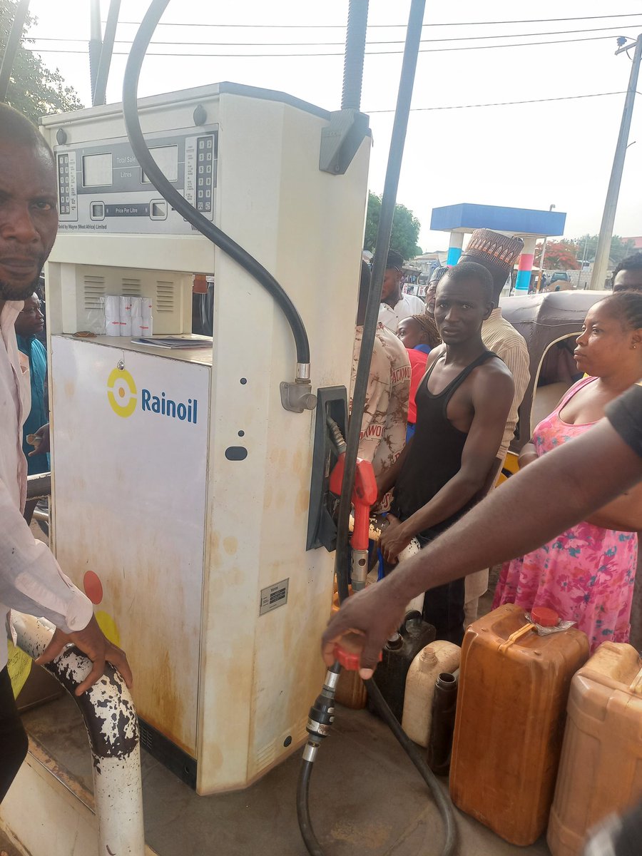 famousarome's tweet photo. Rainoil lugbe will rather sell to jerrycans than sell to cars.  @NMDPRA_Official https://t.co/dMR17mWJTn