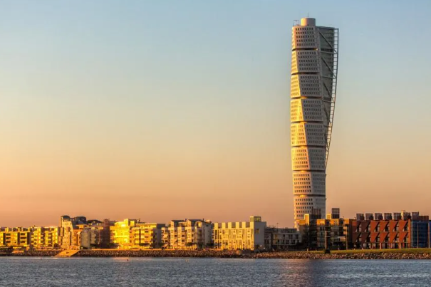 🌱 Malmö holds a multitude of experiences for you during #BtO2024! Searching for Skyline(s): Visit to Turning Torso 🏙️ Immerse yourself in this neo-futurist residential skyscraper designed by renowned architect Santiago Calatrava Full programme here: ow.ly/xe5Y50Rj1oc
