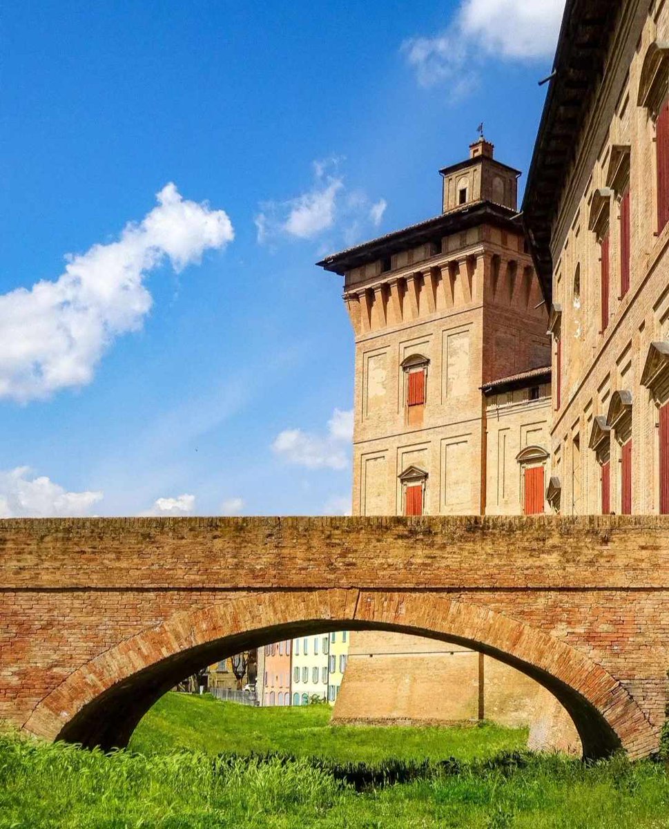 Risalente al XII secolo, la Rocca dei Boiardo di Scandiano deve il suo nome alla famiglia che vi abitò per 137 anni, e che diede i natali al poeta Matteo Maria Boiardo🏰 01 Ph. galiano59 02 Ph. roberta.lucchesi #inEmiliaRomagna #CastelliEmiliaRomagna