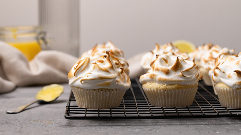 Lemon Meringue Cupcakes Recipe 😋😋

Recipe by #ChefSane 🧑‍🍳

Full #recipe on our food blog 👉 chefsane.com/lemon-meringue… 👈 

#foodphotography #foodblogger #recipeshare #FoodGoals #TastyTreat #DelishDish #NomNom #EpicEats #YumYum #FoodieFaves