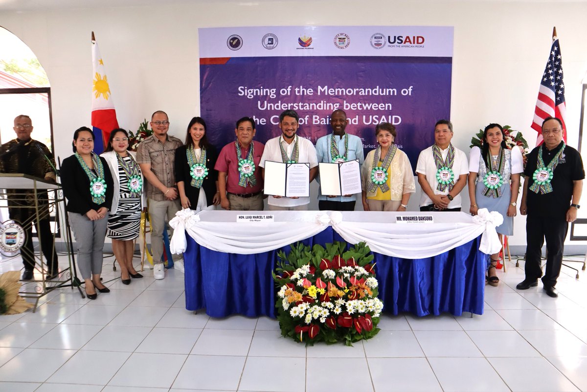 Earlier this month, USAID, the cities of Tanjay and Bais formalized their partnerships toward strengthening democratic governance. Representatives from the cities' civil society organizations and local government offices witnessed the events separately.