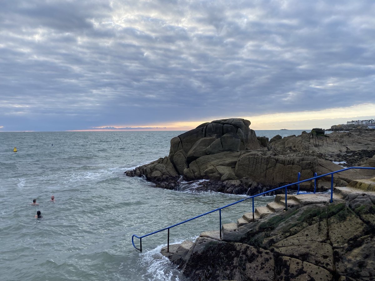 7am 26th April 2024 #Fortyfoot💙 A bouncy swim this morning. It was booming with youngsters which was great to see! 👧🏻🧒🏻🏊🏻‍♂️🏊🏻‍♀️❤️