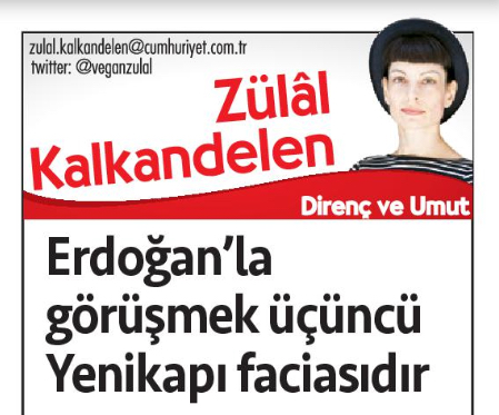 veganzulal's tweet photo. ERDOĞAN'LA GÖRÜŞMEK ÜÇÜNCÜ YENİKAPI FACİASIDIR

TBMM’nin açılışının 104. yıldönümünde düzenlenen özel oturuma katılmayıp, Devrim Yasası’na aykırı olarak varlığını sürdüren İsmailağa Cemaati’nin şeyhinin cenazesine katılan ve kendisinin bulunduğu ortamda yeni şeyh ilan edilirken izleyen...

Halkın oylarıyla milletvekili seçilen Can Atalay’ın Anayasa Mahkemesi’nin kararlarına karşın hapiste tutulması için Yargıtay’ın anayasaya aykırı kararına destek vererek taraf olan...

Anayasanın üçüncü kez aday olamayacağına ilişkin açık hükmüne karşın cumhurbaşkanlığı seçimine giren...

Hemen her gün sözleri ve kararlarıyla laik Cumhuriyet Devrimi’nin kazanımlarını hedefleyen birinden anayasaya uymasını beklemenin mantıklı bir açıklaması yoktur.

“Halkın birçok sorunu var. Onlara çözüm bulmak istiyoruz” gibi bir gerekçenin, önceki Yenikapı facialarında kullanılan bahaneler gibi hiçbir inandırıcılığı yoktur. Çünkü sorunların kaynağı, AKP’nin iktidarda olmasıdır.

“Anayasaya tam sadakat noktasına sayın cumhurbaşkanı yaklaşırsa biz de kendisiyle müzakereye yaklaşırız. Sayın Erdoğan’ı dinlemeden müzakerelere kapıyı kapatmam” diyen Özgür Özel, bu tutumuyla Erdoğan’a can suyu vermiştir.