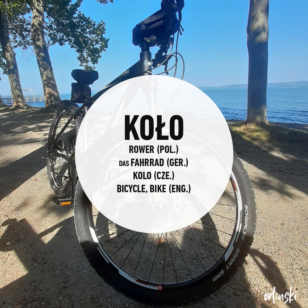 Piōntek ze godkōm

Koło – rower (pol.); das Fahrrad (ger.); kolo (cze.); bicycle, bike (eng.)

Rod jeżdża na kole, yno musza fest dować pozōr, mioł żech dwie pany w tym tydniu.

PL: Chętnie jeżdżę na rowerze, ale muszę bardzo uważać, miałem dwa razy przebitą oponę w tym tygodniu.…