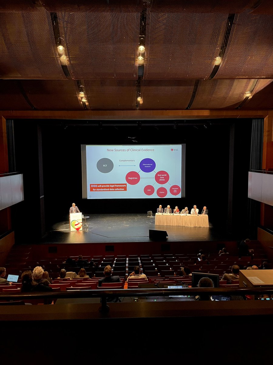 Fantastic session at #ESCPrev2024 showcasing the critical role of data in providing clinical evidence and supporting clinical decision-making. Data-driven approaches are revolutionizing healthcare! #letstalkiccpr #day2 @ICCPR_GlobalCR