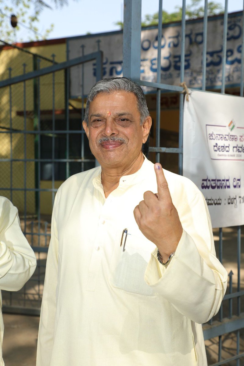 राष्ट्रीय स्वयंसेवक संघ के सरकार्यवाह श्री दत्तात्रेय होसबाले जी ने आज बंगलुरु केंद्रीय लोकसभा क्षेत्र में मतदान किया।