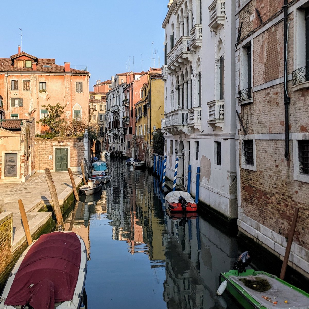 Barche ormeggiate  #venezia #venice #veneziagram #veneziaunica #igersvenezia #veneziadavivere #travelphotography #venise #picoftheday #architecture