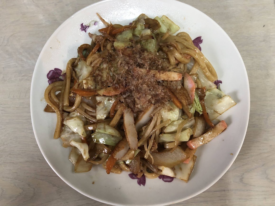 RANDOtail's tweet photo. 近所の家庭的な食堂の出前の焼うどん
小倉南区のさぬきうどん一道(いちどう)のかけうどん、玉ねぎ天、梅おにぎり。
#CROSSF #今週の麵ズマ #金ズマ https://t.co/uB1sJW3846