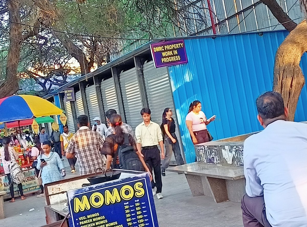 Neetusen_'s tweet photo. #Encroachment #PublicFootpath
#DMRC #METRO_STATION
विश्वविद्यालय मेट्रो स्टेशन के फुटपाथ पर @OfficialDMRC द्वारा कब्जा किया जा रहा है पैदल फुटपाथ पर सारी जगह घेर कर अवैध #दुकानें बना रहा है #DMRC किसने परमिशन दी इनको @LtGovDelhi यह सब क्या हो रहा है @MCD_Delhi संज्ञान लीजिए https://t.co/tnOEXsRbuR
