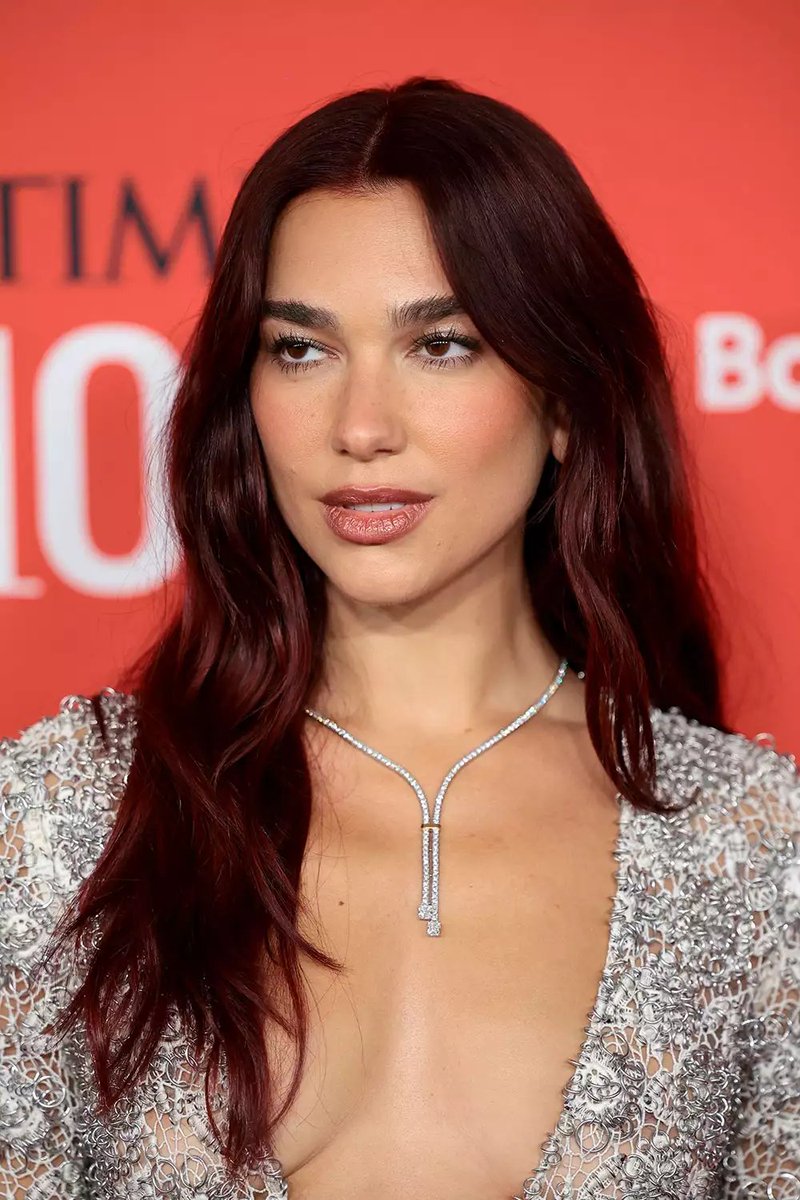 #AdastraAdores
Dua Lipa absolutely dazzled at the Time100 Gala in a stunning custom Chanel gown ✨ Her look was perfectly accessorized with dainty diamond rings and a mesmerizing diamond strand necklace 💎🌟 #TIME100Gala #DuaLipa #redcarpet #celebrity #jewelry #Diamond #CHANEL