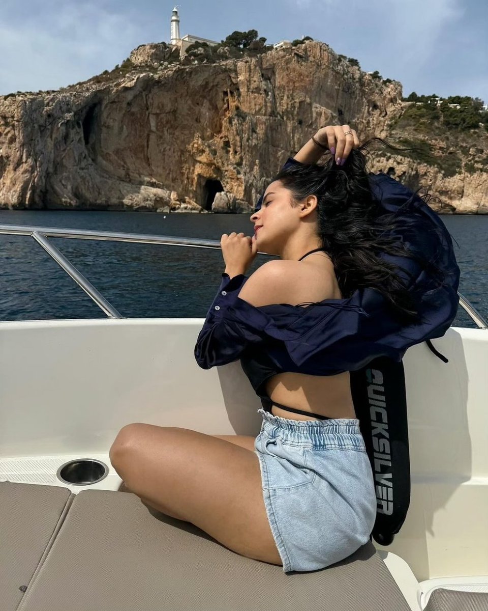 talkingbling's tweet image. #PalakSindhwani enjoys boating vibes in denim shorts and a blue denim top, blending casual charm with waterfront fun! 🚤👖❤️‍🔥💥
.
.
.
.
#PalakSindhwani #BoatingAdventures #DenimStyle #talkingbling