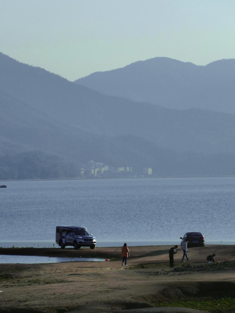 Xixia Reservoir is a great place to relax on the weekend, with clear lake water and surrounded by greenery. If you just want to find a quiet place to walk, this is the place to be.